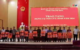 Trao tặng áo phao cứu sinh cho chủ phương tiện tại huyện Quan Hóa