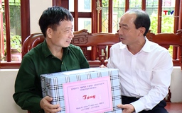 Phó Chủ tịch Thường trực Hội đồng Nhân dân tỉnh Lê Tiến Lam thăm, tặng quà gia đình chính sách tại thị xã Bỉm Sơn
