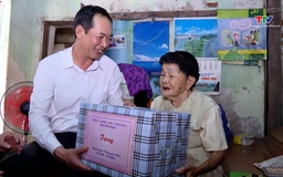 Phó Bí thư Tỉnh uỷ Trịnh Tuấn Sinh viếng nghĩa trang liệt sĩ và thăm, tặng quà gia đình chính sách tại huyện Thiệu Hoá và Hậu Lộc