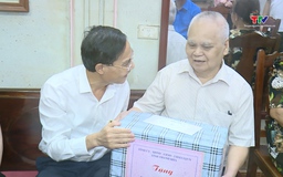 Phó Chủ tịch Uỷ ban Nhân dân tỉnh Đầu Thanh Tùng viếng nghĩa trang liệt sĩ, thăm và tặng quà gia đình chính sách tại huyện Quan Hóa