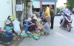 Chợ cóc họp tự phát tại xã Quảng Thạch, huyện Quảng Xương tiềm ẩn nguy cơ mất an toàn giao thông