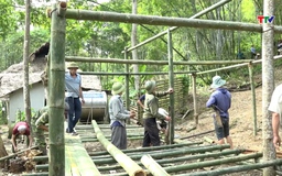 Huyện Quan Sơn dựng nhà tạm cho các hộ dân ở bản Muỗng