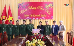 Phó Chủ tịch HĐND tỉnh Nguyễn Quang Hải kiểm tra tình hình sản xuất và tặng quà gia đình chính sách tại huyện Triệu Sơn