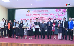 Trường Đại học Hồng Đức gặp mặt và tặng quà lưu học sinh Lào nhân dịp Tết Nguyên Đán Ất Tỵ