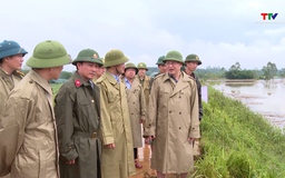 Phó Chủ tịch UBND tỉnh Mai Xuân Liêm kiểm tra công tác ứng phó với lũ trên sông Bưởi tại xã Kim Tân