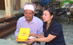 Thăm hỏi, động viên gia đình có người bị mất trong cơn bão số 10