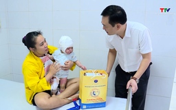 Trao quà Trung thu cho bệnh nhi