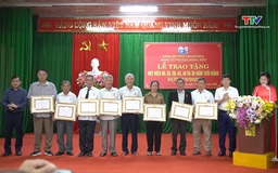 Phường Đông Tiến trao Huy hiệu Đảng đợt 2/9/2025