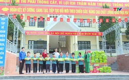Trao quà cho học sinh Trường THCS Dân tộc nội trú Thạch Thành