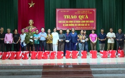 Xã Thọ Lập trao quà cho các hộ đặc biệt khó khăn bị ảnh hưởng của cơn bão số 10