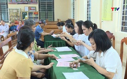 Xã Thiệu Hóa hỗ trợ người dân cài đặt các ứng dụng số
