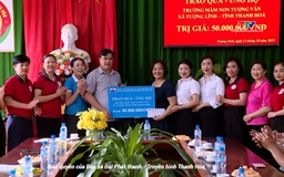 Trao quà cho học sinh bị ảnh hưởng mưa, lũ tại xã Tượng Lĩnh