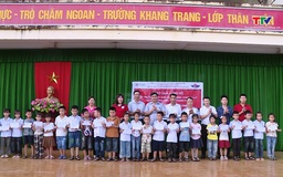 Trao quà cho học sinh bị ảnh hưởng mưa lũ tại xã Tượng Lĩnh