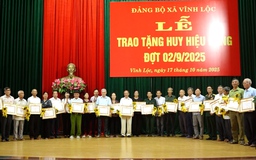 Xã Vĩnh Lộc trao Huy hiệu Đảng cho 77 đảng viên