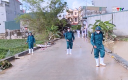 Phường Hàm Rồng tổ chức tiêu độc, khử trùng, vệ sinh môi trường sau mưa bão