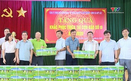 Trao tặng giống ngô nếp cho nông dân