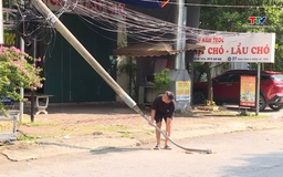 Cần sớm di dời cột điện gẫy đổ trên đường giao thông