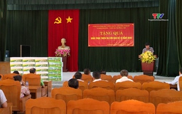 Trao tặng giống ngô nếp cho nông dân xã Trường Lâm     