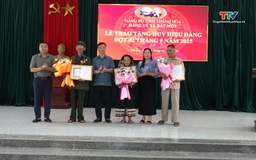 Lễ trao tặng Huy hiệu Đảng đợt 2 tại xã Bát Mọt