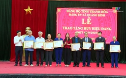 Đảng ủy xã Quảng Bình trao Huy hiệu Đảng đợt 2/9