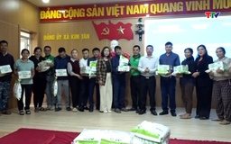 Hỗ trợ các hộ dân bị thiệt hại do mưa lũ ở xã Kim Tân