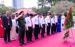 Đoàn Đại biểu dự Đại hội Thi đua yêu nước tỉnh Thanh Hóa lần thứ XI dâng hương Chủ tịch Hồ Chí Minh