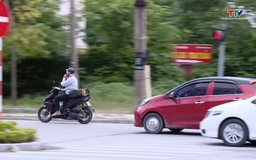 Mất an toàn giao thông khi nghe điện thoại trong lúc điều khiển phương tiện tham gia giao thông