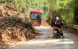 Nguy cơ mất an toàn giao thông tại các vị trí đường bị sạt lở 