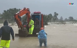 Cảnh sát giao thông Thanh Hóa cứu ba người bị nước lũ cuốn