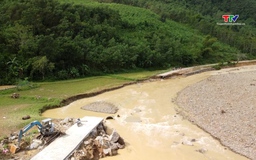 Giao thông xã Bát Mọt bị chia cắt do mưa bão