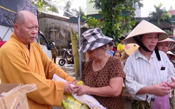 Hội Phật giáo trao hàng hỗ trợ người dân vùng ngập lụt