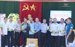 Sở Nông nghiệp và Môi trường Thanh Hóa trao hạt giống cho người dân vùng lũ