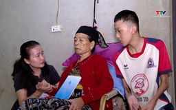 Trao quà cho trẻ mồ côi, có hoàn cảnh khó khăn tại 2 xã miền núi