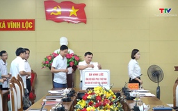 Xã Vĩnh Lộc quyên góp ủng hộ đồng bào bị thiệt hại cơn bão số 10