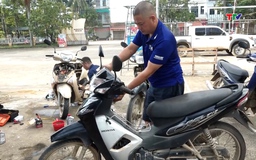 Hội kỹ thuật xe máy Thanh Hóa sửa xe miễn phí cho bà con vùng lũ Kim Tân