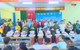 Trao tặng 100 suất quà cho hộ nghèo và hộ có hoàn cảnh khó khăn tại xã Bá Thước