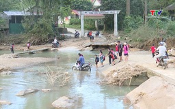 Nước lũ cuốn trôi cầu tràn, học sinh thôn Thúy lội suối đến trường