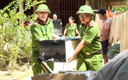 Công an xã Thanh Phong hỗ trợ người dân khắc phục hậu quả mưa lũ