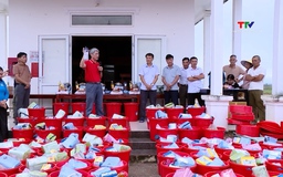 Hội Chữ thập đỏ tỉnh cùng các đoàn thiện nguyện tặng quà người dân bị thiệt hại do báo số 10

