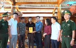Xã Mường Lát trao hỗ trợ các gia đình bị thiệt hại do hoàn lưu bão số 11