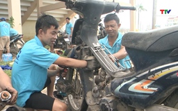 Sửa xe máy miễn phí cho người dân vùng lũ