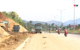 Đất đá rơi vãi gây mất an toàn giao thông tuyến Vạn Thiện - Bến En