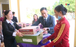 Trao quà hỗ trợ người dân khắc phục hậu quả thiên tai