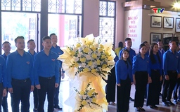 Đoàn đại biểu dự Đại hội Đoàn UBND tỉnh Thanh Hóa dâng hương
