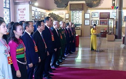 Đoàn đại biểu dự Đại hội đại biểu MTTQ Việt Nam tỉnh Thanh Hóa lần thứ XVI dâng hương, báo công với Chủ tịch Hồ Chí Minh
