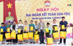 Phó Chủ tịch UBND tỉnh Cao Văn Cường dự ngày hội Đại đoàn kết tại khu dân cư bản Na Chừa, xã Mường Chanh