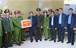 Thủ tướng Chính phủ thăm, động viên lực lượng vũ trang và cán bộ y tế xã Yên Khương
