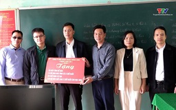 Trao tặng trang thiết bị dạy học cho Trường Tiểu học và THCS Thạch Định