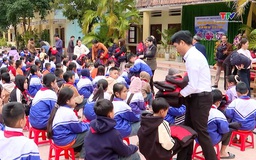 Trao tặng "Áo ấm vùng cao"