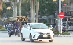 Nguy cơ mất an toàn giao thông từ việc chở hàng hoá cồng kềnh